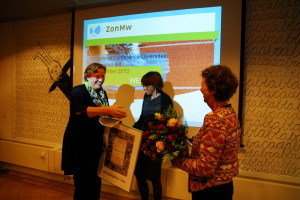 Overhandiging van bloemen door secretaris Stichting Avicenna, Loes van Willigen