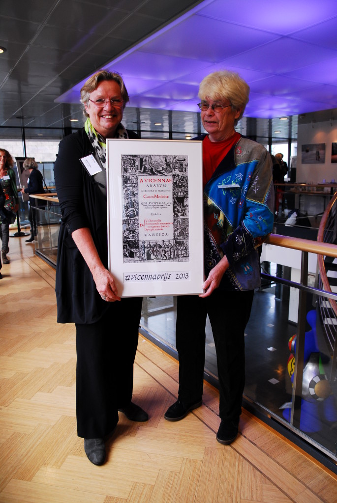 Het kunstwerk in handen van de winnaar van 2013, Marion Ferber, projectleider van het project SuNa, en de voorzitter van de Stichting Avicenna, Wil Voogt