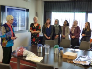 Voorzitter Wil Voogt van Stichting Avicenna reikt de prijs uit aan initiatiefneemster Jacqueline van Zoest